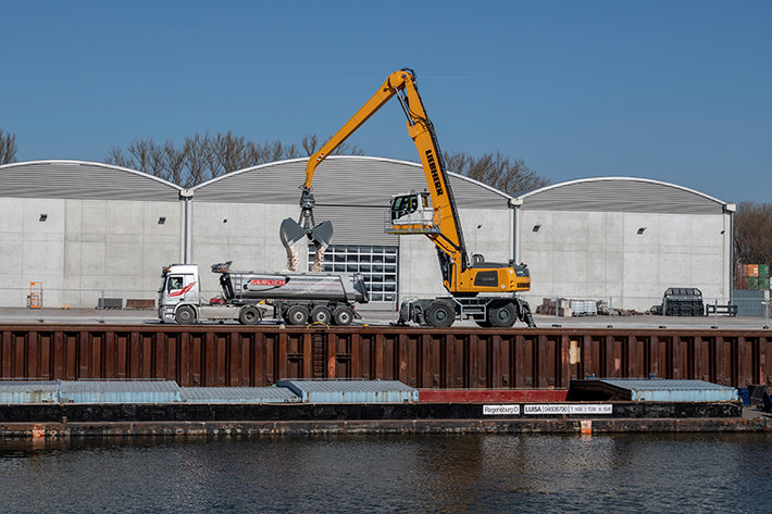 Leistungsstarker Einsatz im Bayernhafen Regensburg: Die Liebherr-Materialumschlagmaschine LH 60 M Industry Litronic